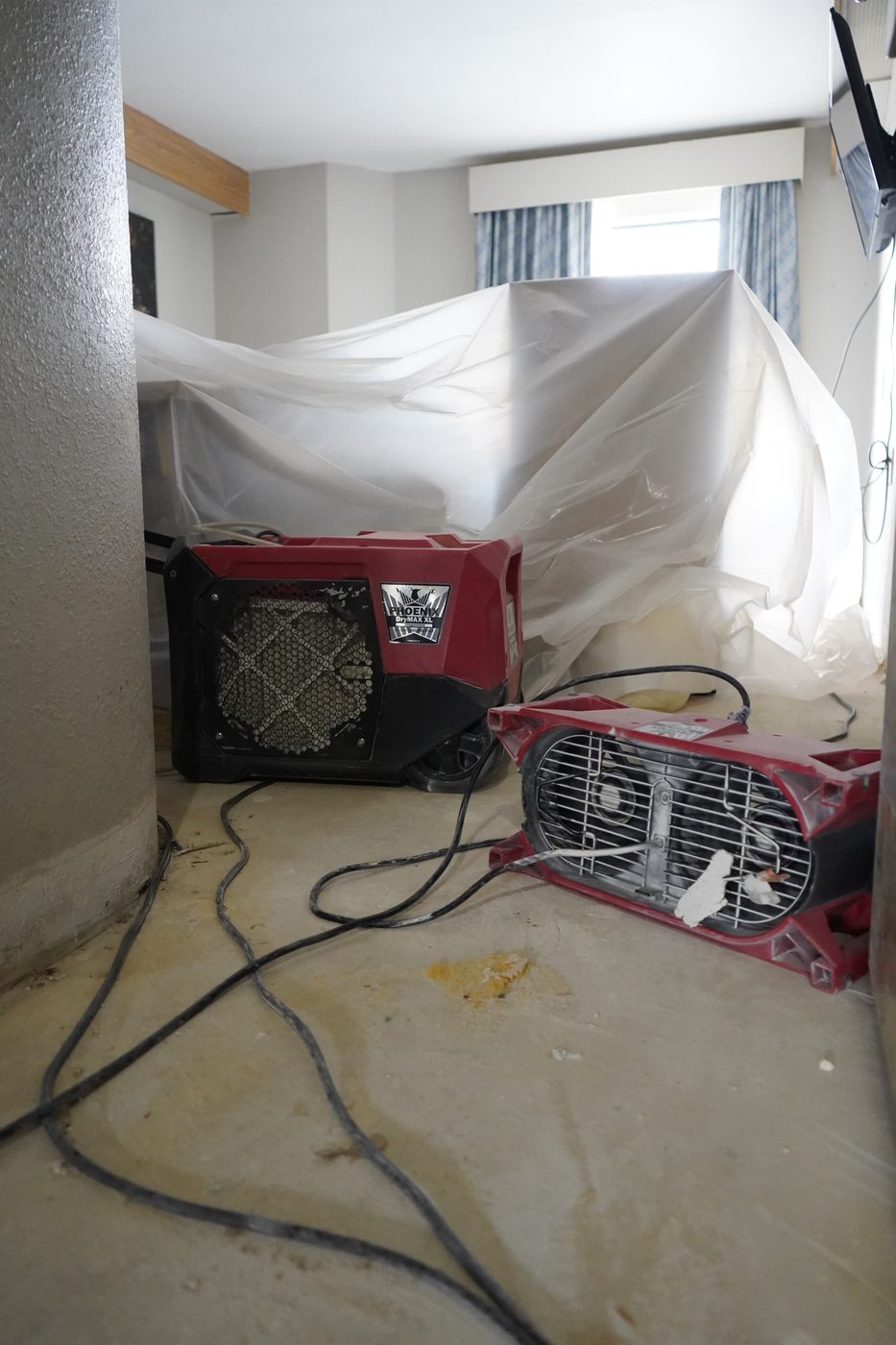 Drying equipment running in a Berkley, MI water damage property